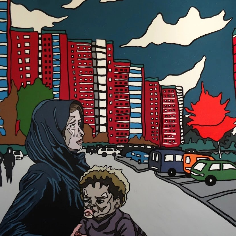 Eine stilisierte Darstellung einer Frau mit Kopftuch, die ein Kind hält. Im Hintergrund sind hohe, rote Gebäude und farbenfrohe Autos auf einer Straße zu sehen. Der Himmel ist blau mit weißen Wolken.