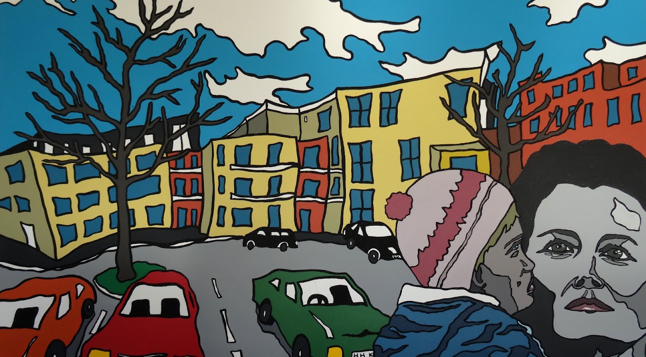 Farbige Stadtlandschaft mit stilisierten Gebäuden, Autos und einer Mutter, die ein Kind hält, vor blauem Himmel und großen, weißen Wolken.