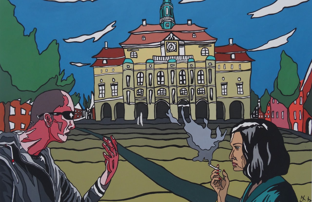 Eine emotionale Szene, die einen Mann mit Sonnenbrille und eine Frau mit einer Zigarette zeigt, vor einem historisch anmutenden Gebäude mit bunten Fassaden und einem klaren blauen Himmel.