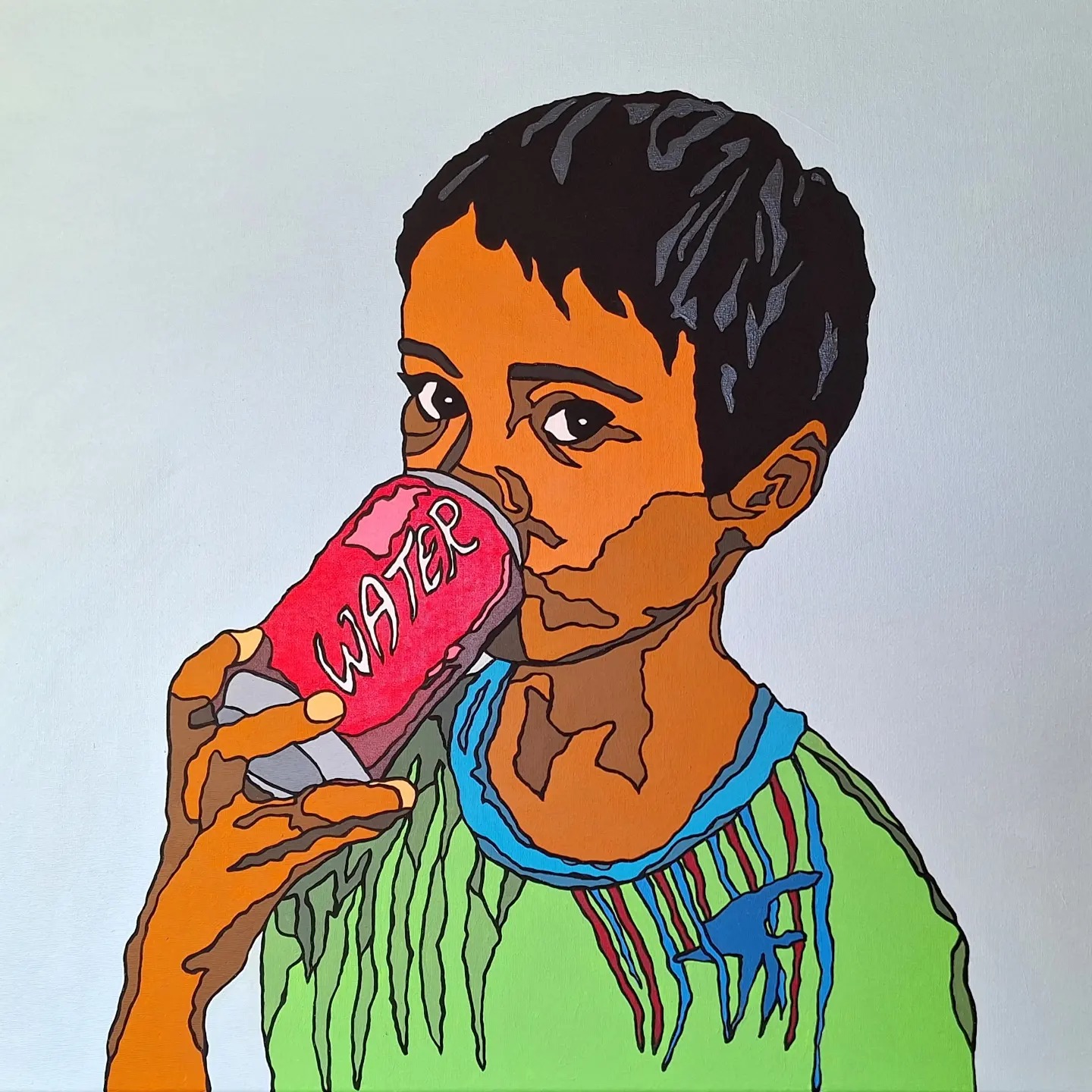 Ein farbenfrohes Porträt eines Kindes, das eine Dose mit der Aufschrift 'WATER' in der Hand hält. Das Kind hat kurze schwarze Haare und trägt ein grünes Oberteil mit bunten Details.