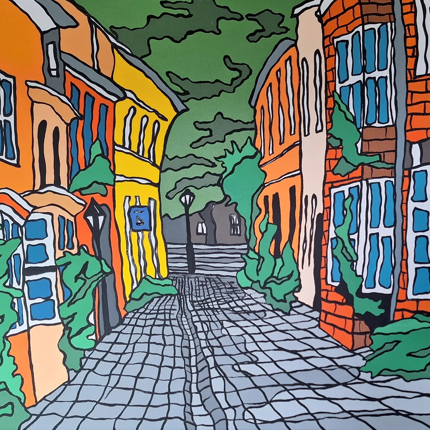 Bunte Straßenansicht mit gelben und roten Gebäuden, umgeben von Bäumen und Laternen.