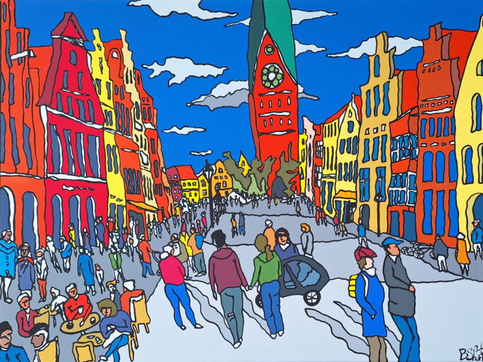 Bunter Stadtplatz mit Menschen, historischen Gebäuden und einem markanten Uhrturm im Hintergrund unter blauen Himmel.