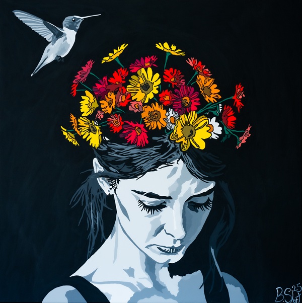 Porträt einer nachdenklichen Frau mit einem Blumenschmuck auf dem Kopf, während ein Kolibri darüber schwebt. Der Hintergrund ist schwarz.