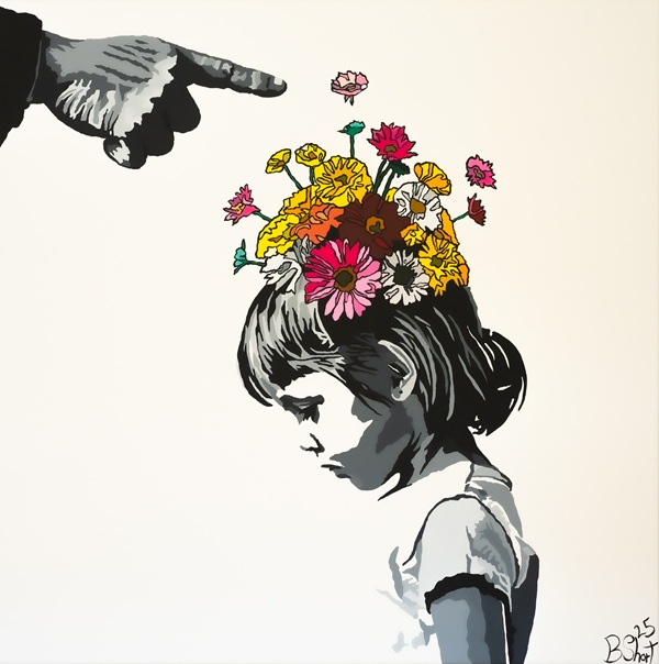 Eine hand zeigt auf ein Mädchen, dessen Kopf mit bunten Blumen geschmückt ist, während sie traurig nach unten blickt.