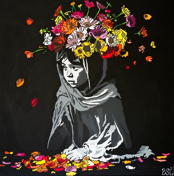 Ein farbenfrohes Porträt eines Mädchens mit einem Blumenkranz auf dem Kopf, umgeben von lebhaften Blütenblättern auf einem dunklen Hintergrund.