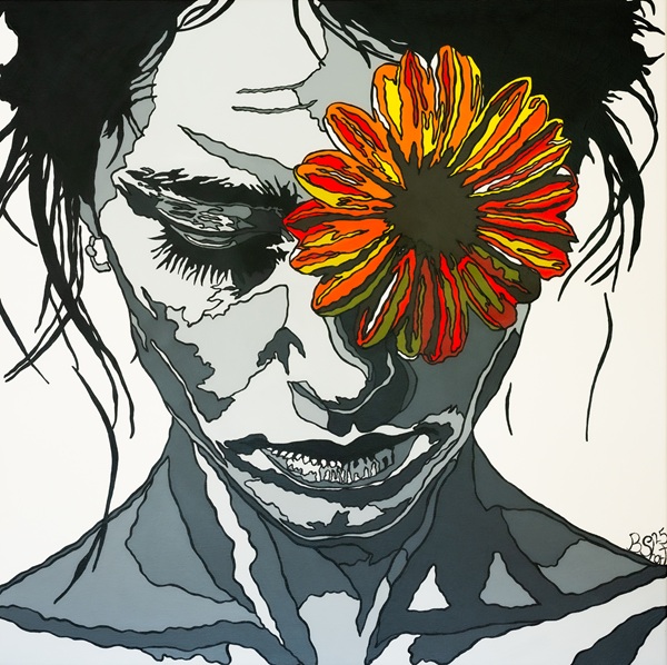 Porträt einer nachdenklichen Frau mit einem bunten Flower auf der linken Gesichtshälfte, der im Kontrast zu ihrem monochromen Erscheinungsbild steht.